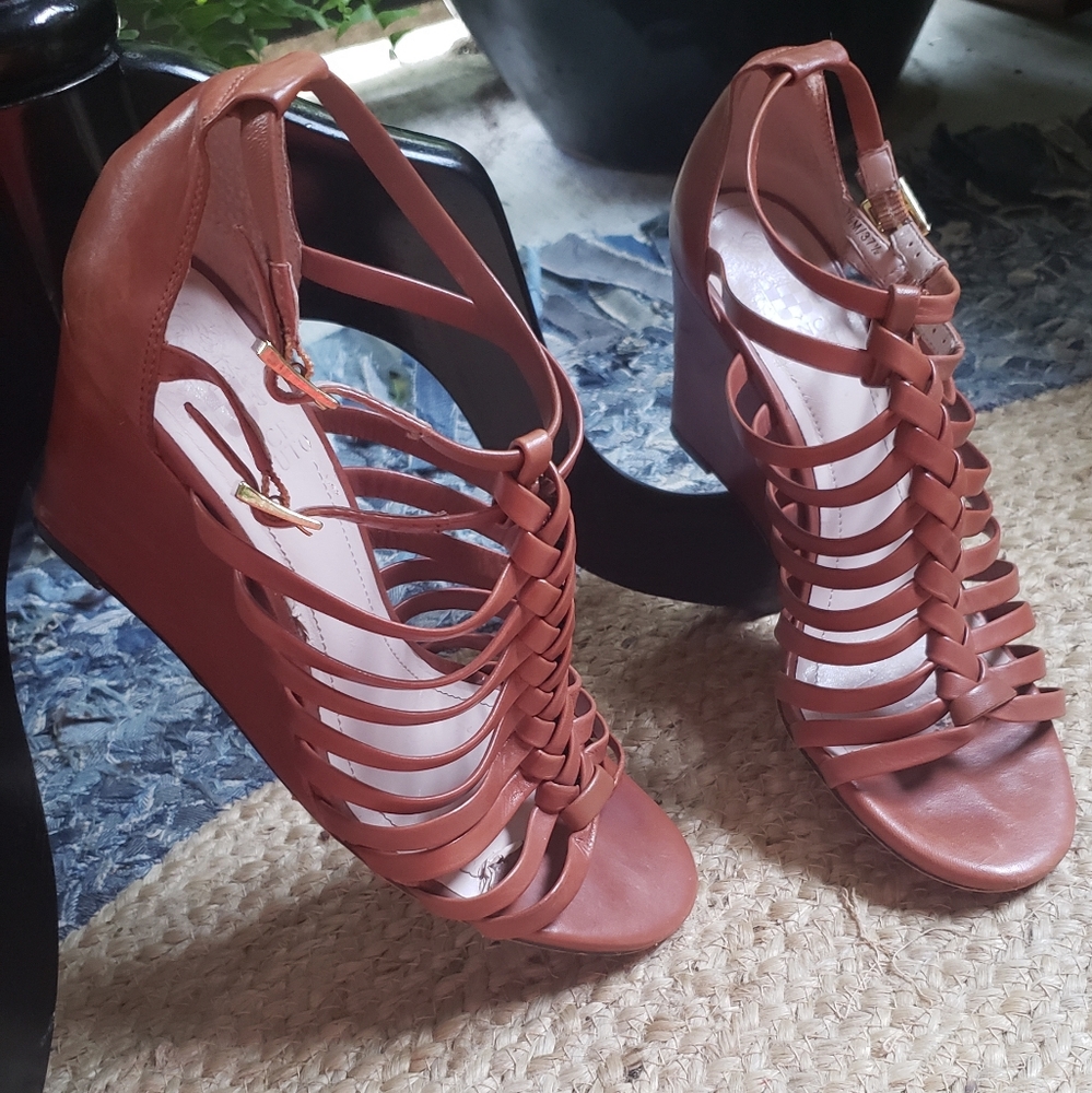 EUC Vince Camuto soft supple Leather strappy Sandals size 7.5